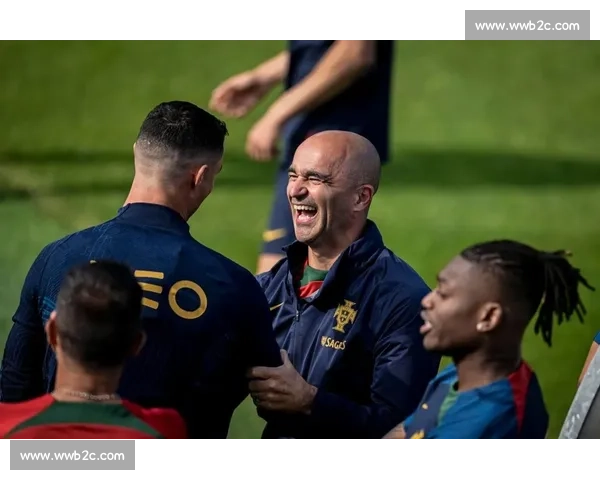 葡萄牙队内气氛融洽，C罗与年轻队友有说有笑！