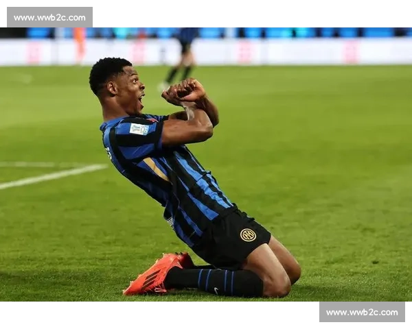 VAR的争议！欧洲杯决赛判罚牵动人心，裁判的哨声决定一切！